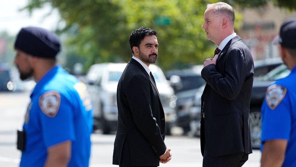 L'Ozone Park Group accusa il capitano della polizia di New York di aver impedito a Mamdani di parlare al funerale del soldato caduto